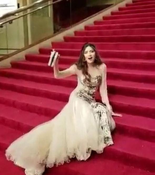 Poz vermək istəyərkən yıxıldı - FOTO